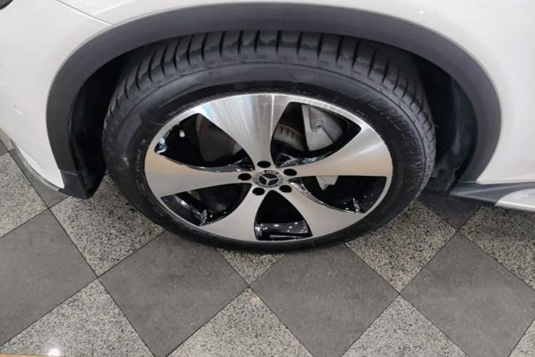 Used Mercedes-Benz GLC 2018 GLC 300 4MATIC Sport Edition Left Front Wheel Hub