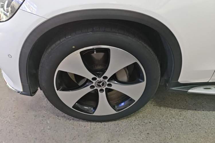 Used Mercedes-Benz GLC 2018 Refreshed GLC 300 4MATIC Dynamic Edition Left Front Wheel Hub