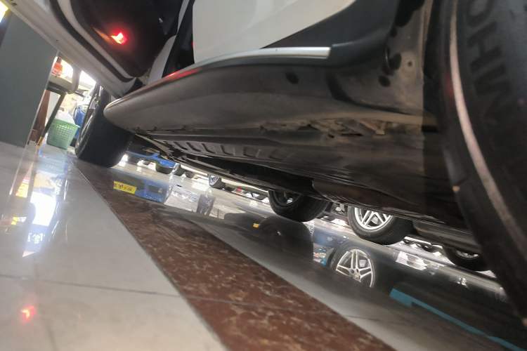 Used Mercedes-Benz GLC 2018 Facelift GLC 260 4MATIC Luxury Edition Left Side Sill