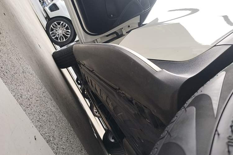 Used Mercedes-Benz GLC 2018 Facelift GLC 260 4MATIC Luxury Edition Left Side Sill