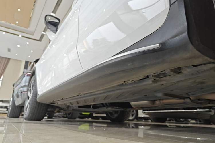 Used Mercedes-Benz GLC 2018 GLC 260 4MATIC Luxury Model Left Side Sill