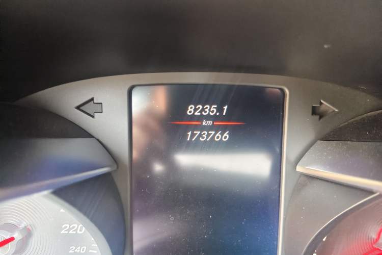 Used Mercedes-Benz GLC 2018 GLC 260 4MATIC Dynamic Edition Odometer Close Up