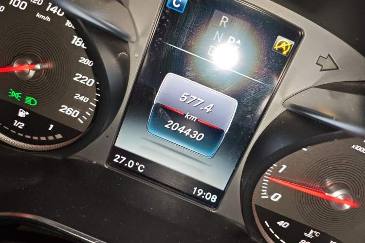 Used Mercedes-Benz GLC 2018 GLC 260 4MATIC Luxury Model Odometer Close Up