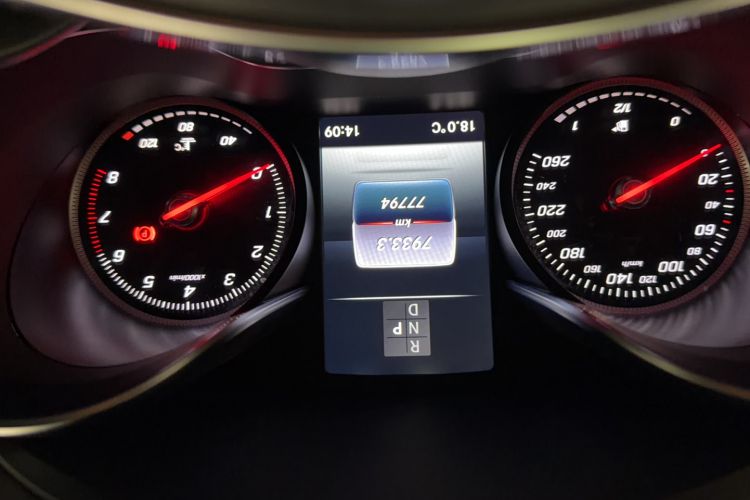 Used Mercedes-Benz GLC 2018 Facelift GLC 260 4MATIC Luxury Edition Odometer Close Up