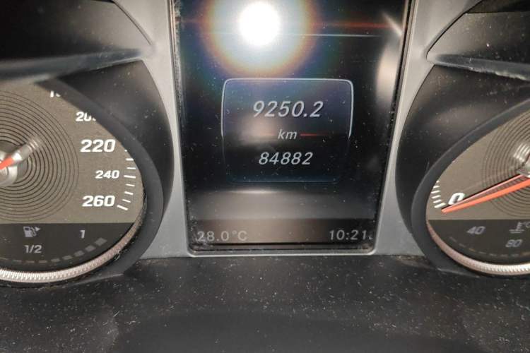 Used Mercedes-Benz GLC 2018 GLC 260 4MATIC Luxury Model Odometer Close Up