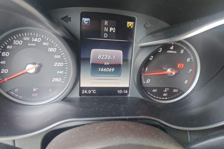 Used Mercedes-Benz GLC 2018 Facelift GLC 260 4MATIC Luxury Edition Odometer Close Up