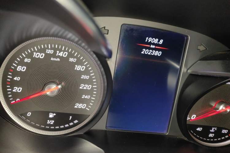 Used Mercedes-Benz GLC 2018 GLC 200 4MATIC Odometer Close Up