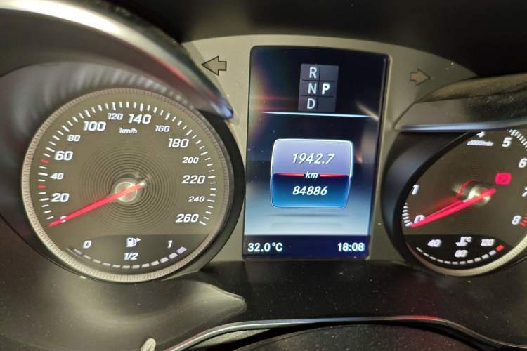 Used Mercedes-Benz GLC 2018 GLC 200 4MATIC Odometer Close Up