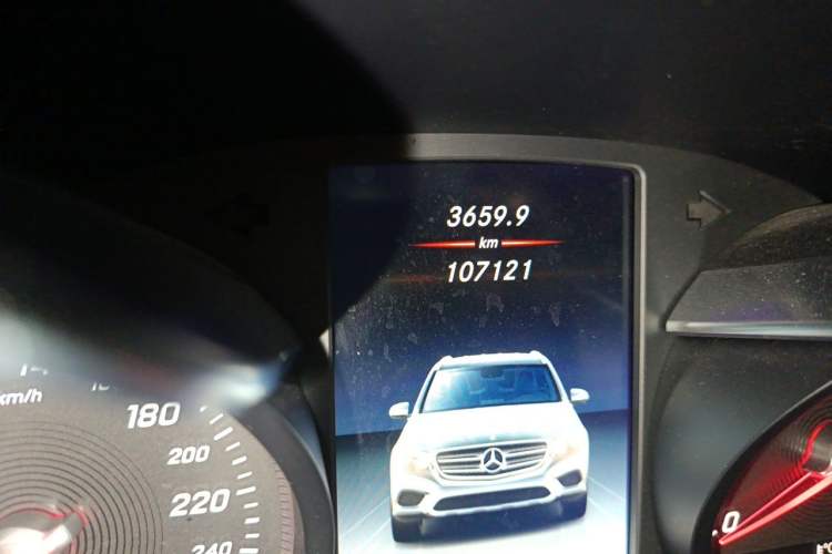 Used Mercedes-Benz GLC 2018 Facelift GLC 260 4MATIC Luxury Edition Odometer Close Up