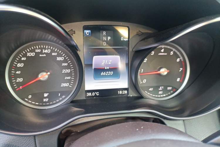 Used Mercedes-Benz GLC 2018 GLC 260 4MATIC Dynamic Edition Odometer Close Up