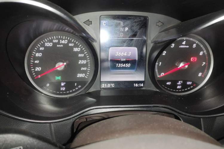 Used Mercedes-Benz GLC 2018 Facelift GLC 260 4MATIC Luxury Edition Odometer Close Up