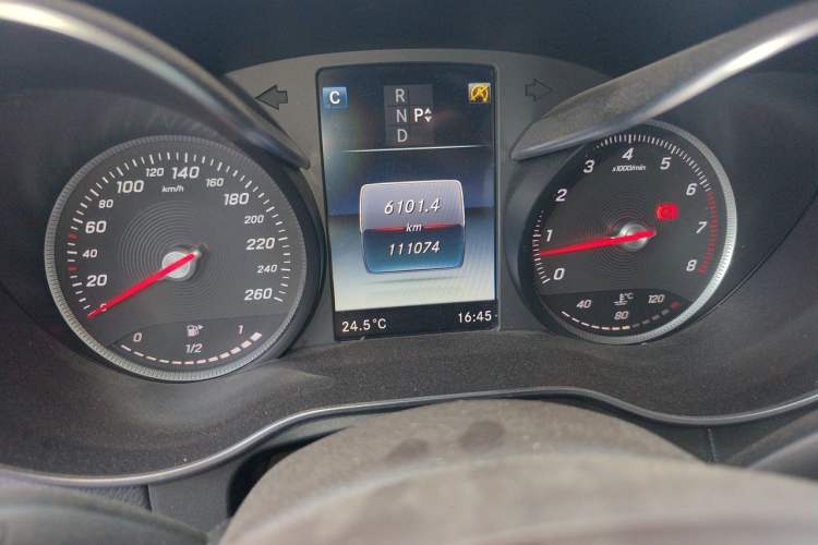 Used Mercedes-Benz GLC 2018 Facelift GLC 260 4MATIC Luxury Edition Odometer Close Up