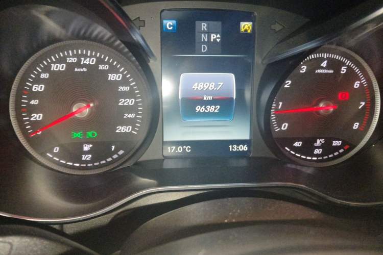 Used Mercedes-Benz GLC 2018 Refreshed GLC 300 4MATIC Dynamic Edition Odometer Close Up