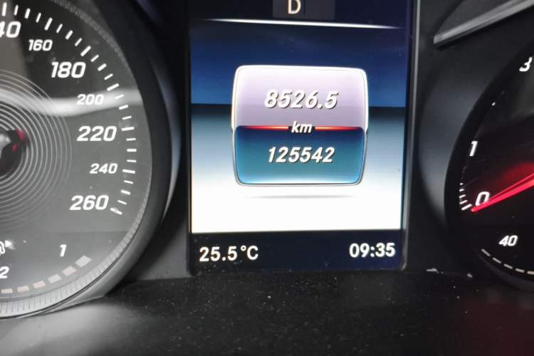 Used Mercedes-Benz GLC 2018 GLC 260 4MATIC Luxury Model Odometer Close Up