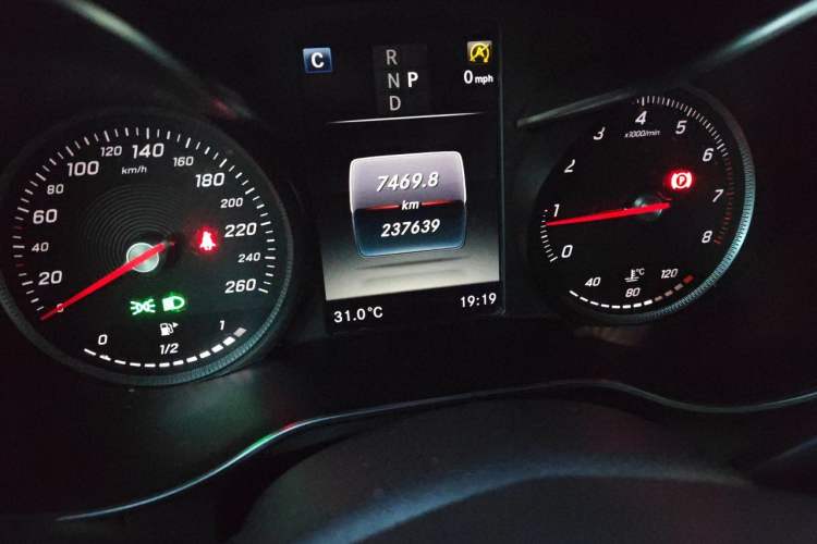 Used Mercedes-Benz GLC 2018 Facelift GLC 260 4MATIC Luxury Edition Odometer Close Up
