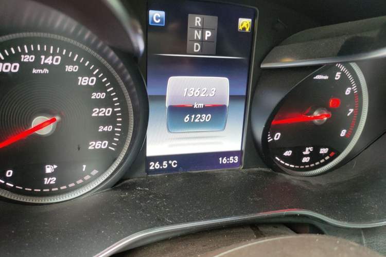 Used Mercedes-Benz GLC 2018 GLC 300 4MATIC Sport Edition Odometer Close Up