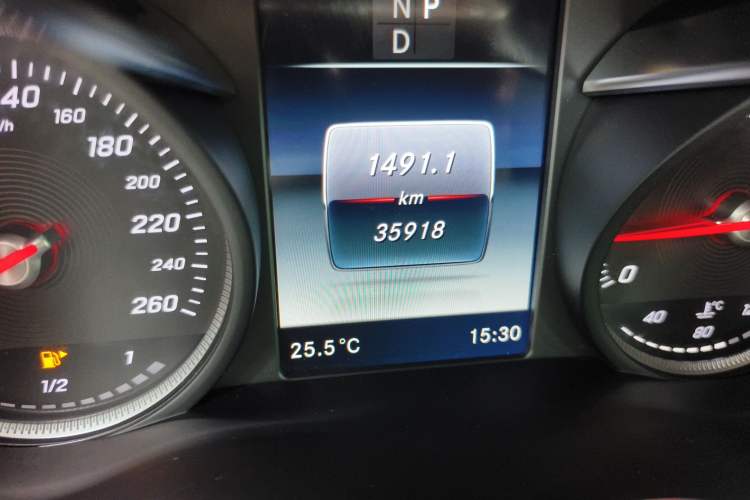 Used Mercedes-Benz GLC 2018 GLC 300 4MATIC Sport Edition Odometer Close Up