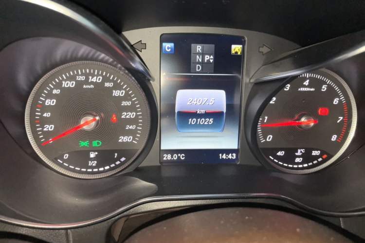 Used Mercedes-Benz GLC 2018 GLC 260 4MATIC Luxury Model Odometer Close Up