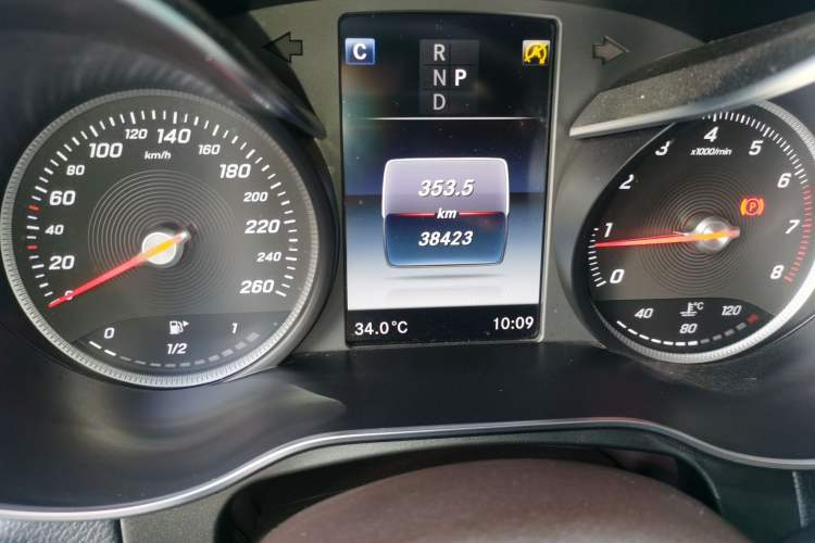 Used Mercedes-Benz GLC 2018 GLC 260 4MATIC Luxury Model Odometer Close Up