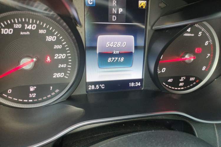 Used Mercedes-Benz GLC 2018 GLC 260 4MATIC Dynamic Edition Odometer Close Up