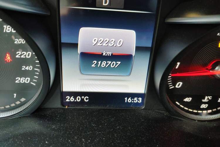 Used Mercedes-Benz GLC 2018 GLC 260 4MATIC Luxury Model Odometer Close Up