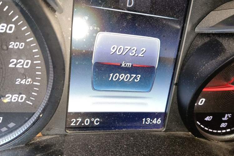 Used Mercedes-Benz GLC 2018 GLC 260 4MATIC Luxury Model Odometer Close Up