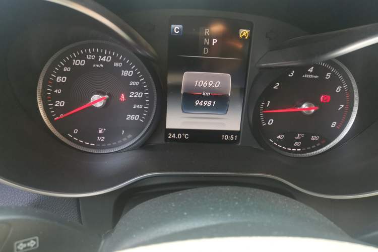 Used Mercedes-Benz GLC 2018 Facelift GLC 260 4MATIC Luxury Edition Odometer Close Up