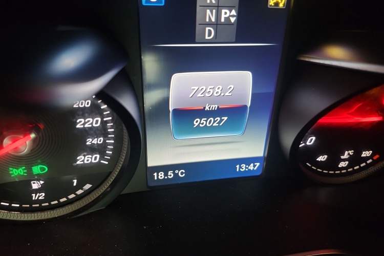 Used Mercedes-Benz GLC 2018 GLC 260 4MATIC Luxury Model Odometer Close Up