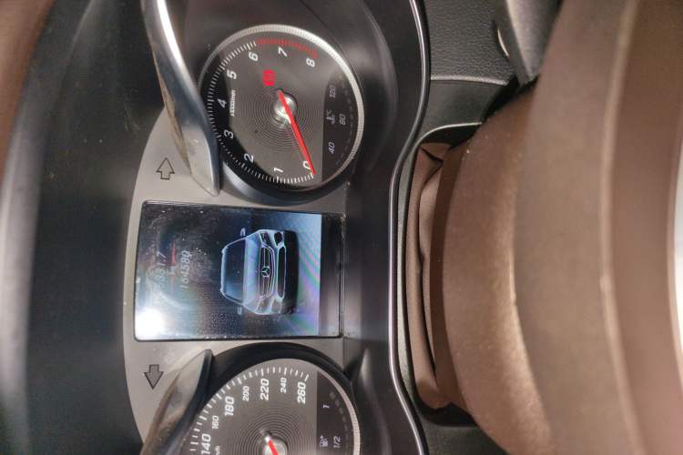 Used Mercedes-Benz GLC 2018 GLC 260 4MATIC Dynamic Edition Odometer Close Up