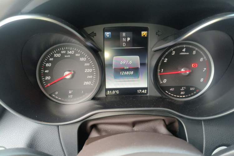 Used Mercedes-Benz GLC 2018 GLC 300 4MATIC Sport Edition Odometer Close Up