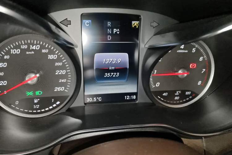 Used Mercedes-Benz GLC 2018 GLC 260 4MATIC Luxury Model Odometer Close Up