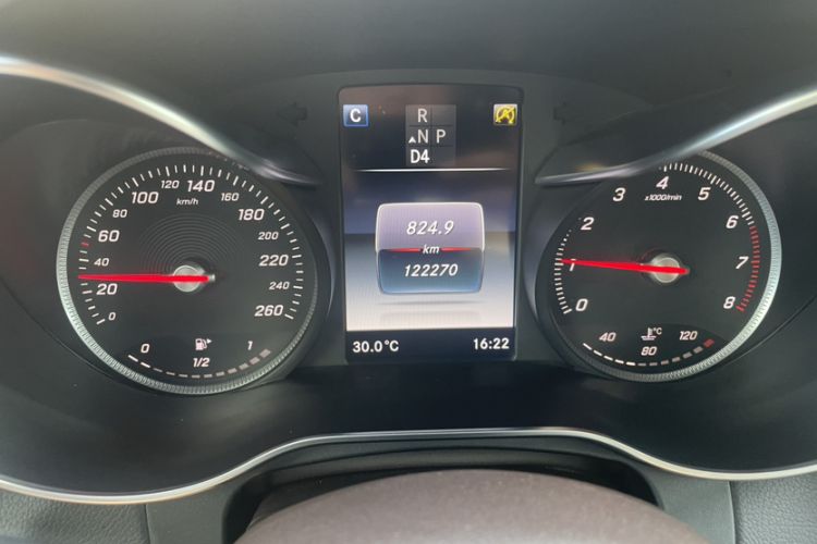 Used Mercedes-Benz GLC 2018 GLC 260 4MATIC Luxury Model Odometer Close Up