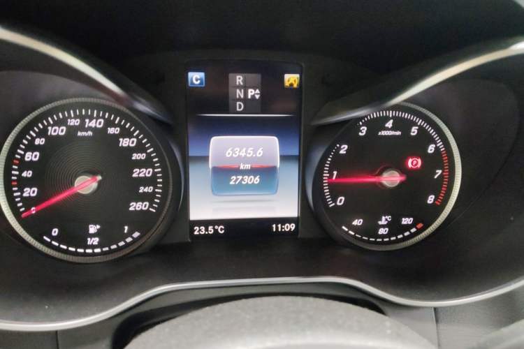 Used Mercedes-Benz GLC 2018 Facelift GLC 260 4MATIC Luxury Edition Odometer Close Up