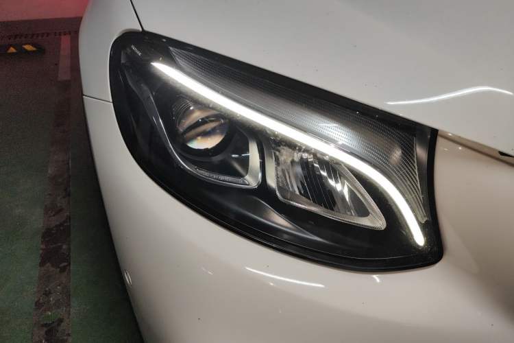 Used Mercedes-Benz GLC 2018 GLC 260 4MATIC Luxury Model Right Front Headlight
