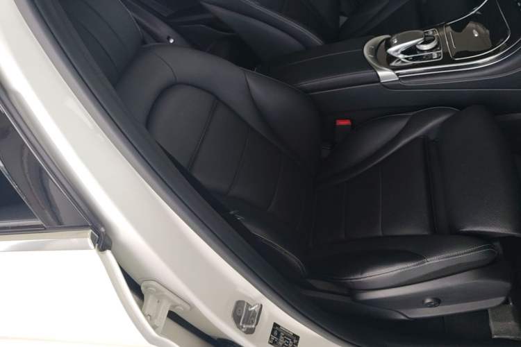 Used Mercedes-Benz GLC 2018 Facelift GLC 260 4MATIC Luxury Edition Right Front Seat