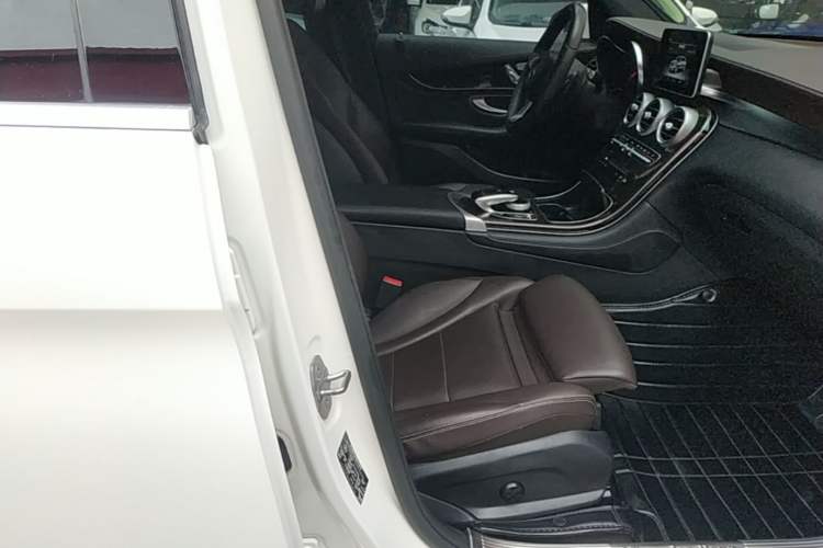 Used Mercedes-Benz GLC 2018 Facelift GLC 260 4MATIC Luxury Edition Right Front Seat