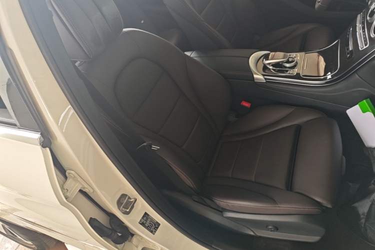 Used Mercedes-Benz GLC 2018 Facelift GLC 260 4MATIC Luxury Edition Right Front Seat