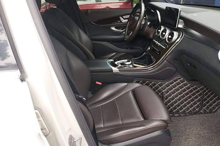 Used Mercedes-Benz GLC 2018 GLC 260 4MATIC Luxury Model Right Front Seat