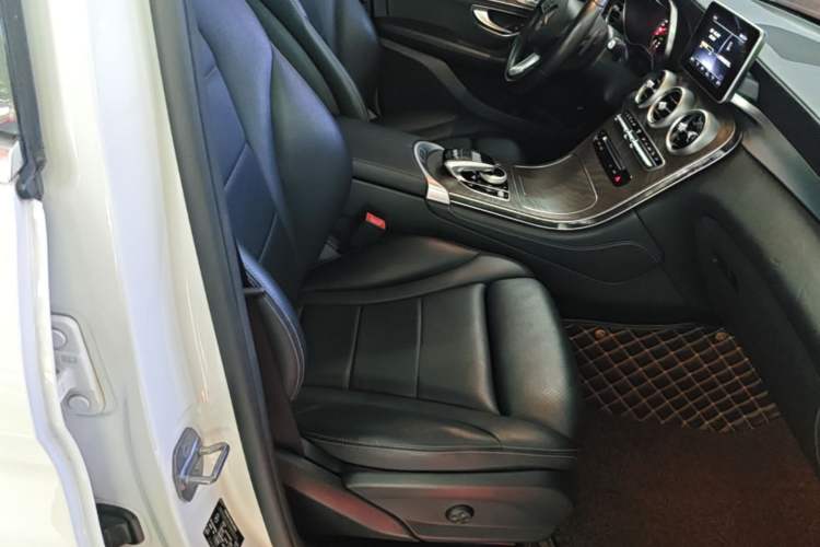 Used Mercedes-Benz GLC 2018 Refreshed GLC 300 4MATIC Dynamic Edition Right Front Seat