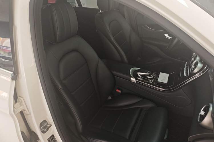 Used Mercedes-Benz GLC 2018 Facelift GLC 260 4MATIC Luxury Edition Right Front Seat
