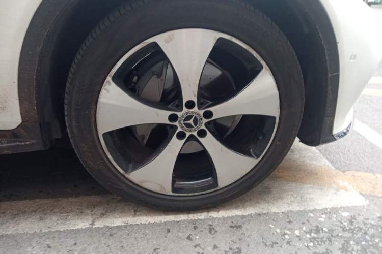Used Mercedes-Benz GLC 2018 Refreshed GLC 300 4MATIC Dynamic Edition Right Front Wheel Hub