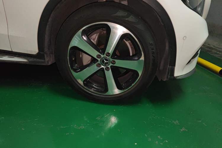 Used Mercedes-Benz GLC 2018 GLC 260 4MATIC Luxury Model Right Front Wheel Hub