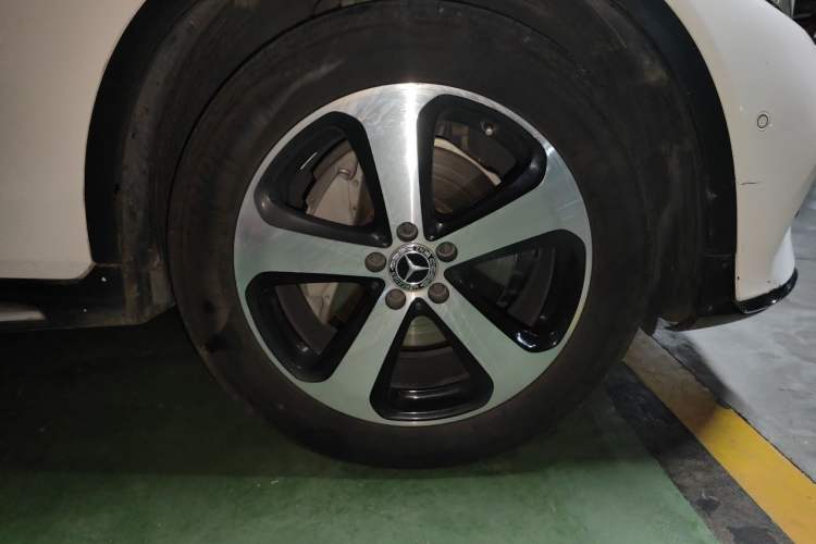 Used Mercedes-Benz GLC 2018 GLC 260 4MATIC Luxury Model Right Front Wheel Hub