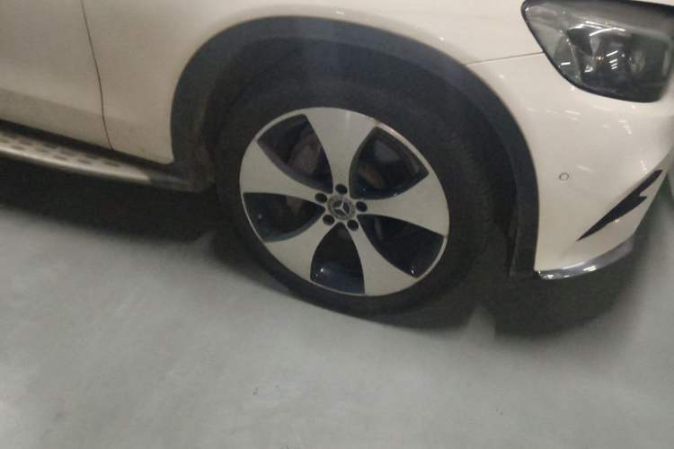 Used Mercedes-Benz GLC 2018 Refreshed GLC 300 4MATIC Dynamic Edition Right Front Wheel Hub