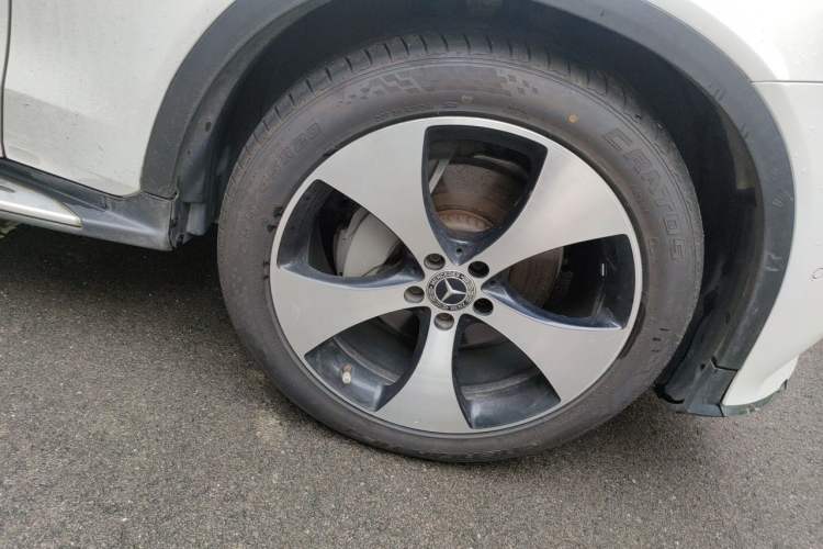 Used Mercedes-Benz GLC 2018 GLC 300 4MATIC Sport Edition Right Front Wheel Hub