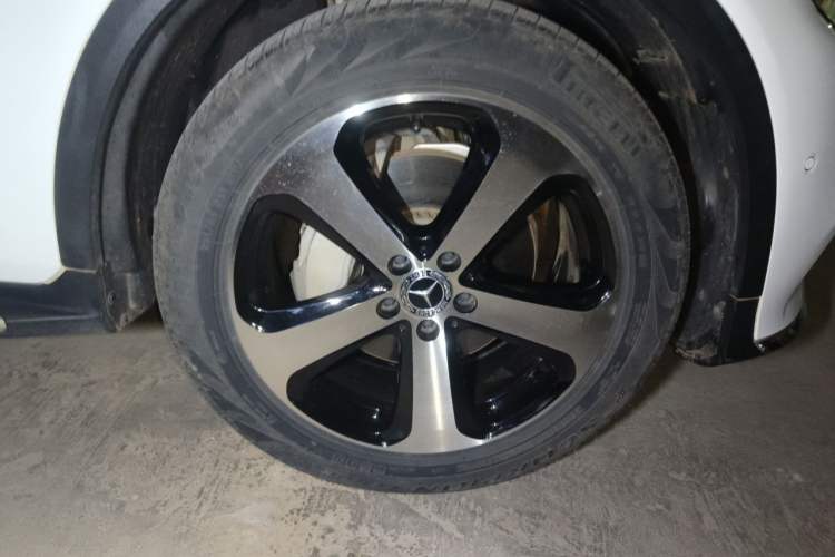 Used Mercedes-Benz GLC 2018 GLC 260 4MATIC Luxury Model Right Front Wheel Hub