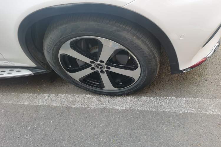 Used Mercedes-Benz GLC 2018 GLC 260 4MATIC Luxury Model Right Front Wheel Hub
