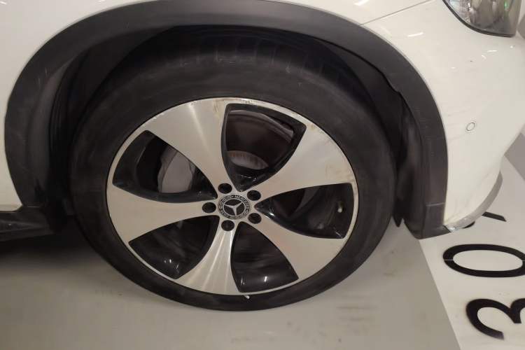 Used Mercedes-Benz GLC 2018 GLC 300 4MATIC Sport Edition Right Front Wheel Hub