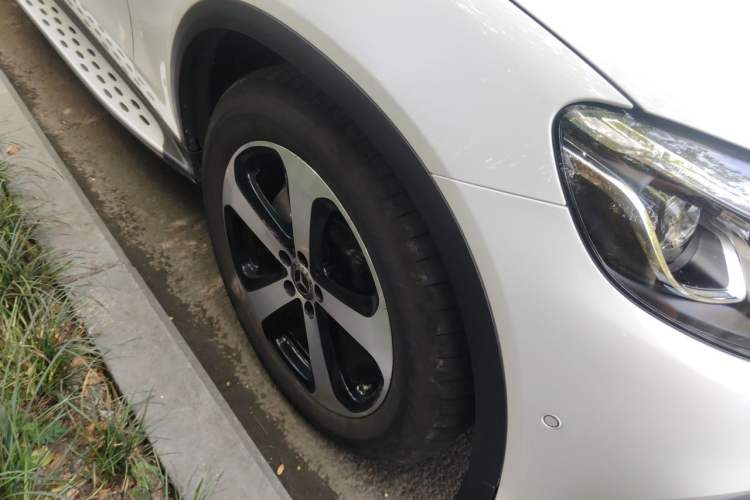 Used Mercedes-Benz GLC 2018 GLC 260 4MATIC Luxury Model Right Front Wheel Hub