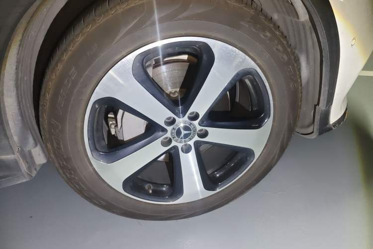 Used Mercedes-Benz GLC 2018 GLC 260 4MATIC Luxury Model Right Front Wheel Hub